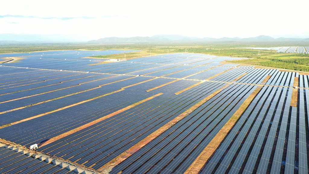 Nhà máy điện mặt trời lớn nhất Đông Nam Á chính thức vận hành - Ảnh 1.