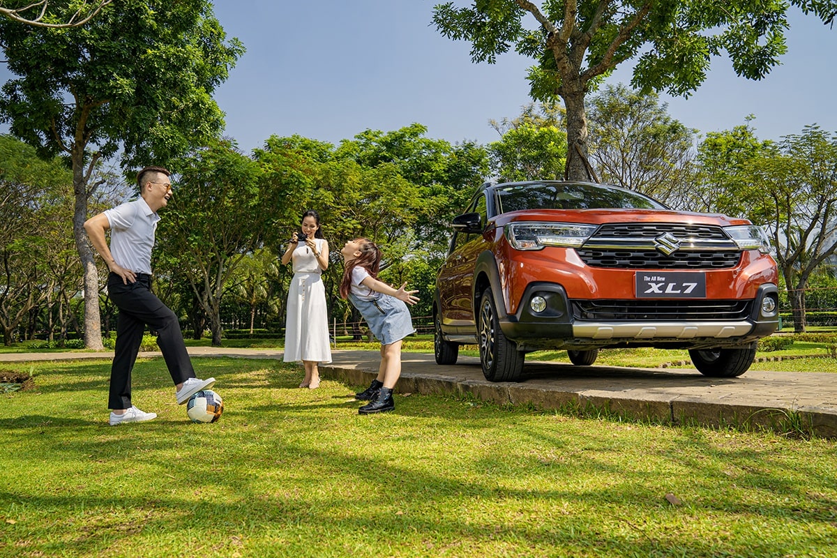 Suzuki XL7 chính là mẫu xe 7 chỗ phù hợp với việc di chuyển hàng ngày đồng thời dễ dàng đi xa cùng gia đình 