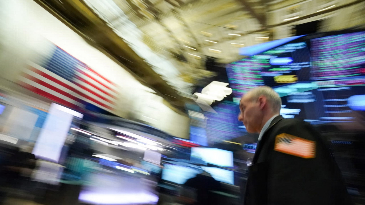 Nỗi lo tác động tiêu cực khi mở cửa quá sớm khiến Dow Jones giảm 500 điểm