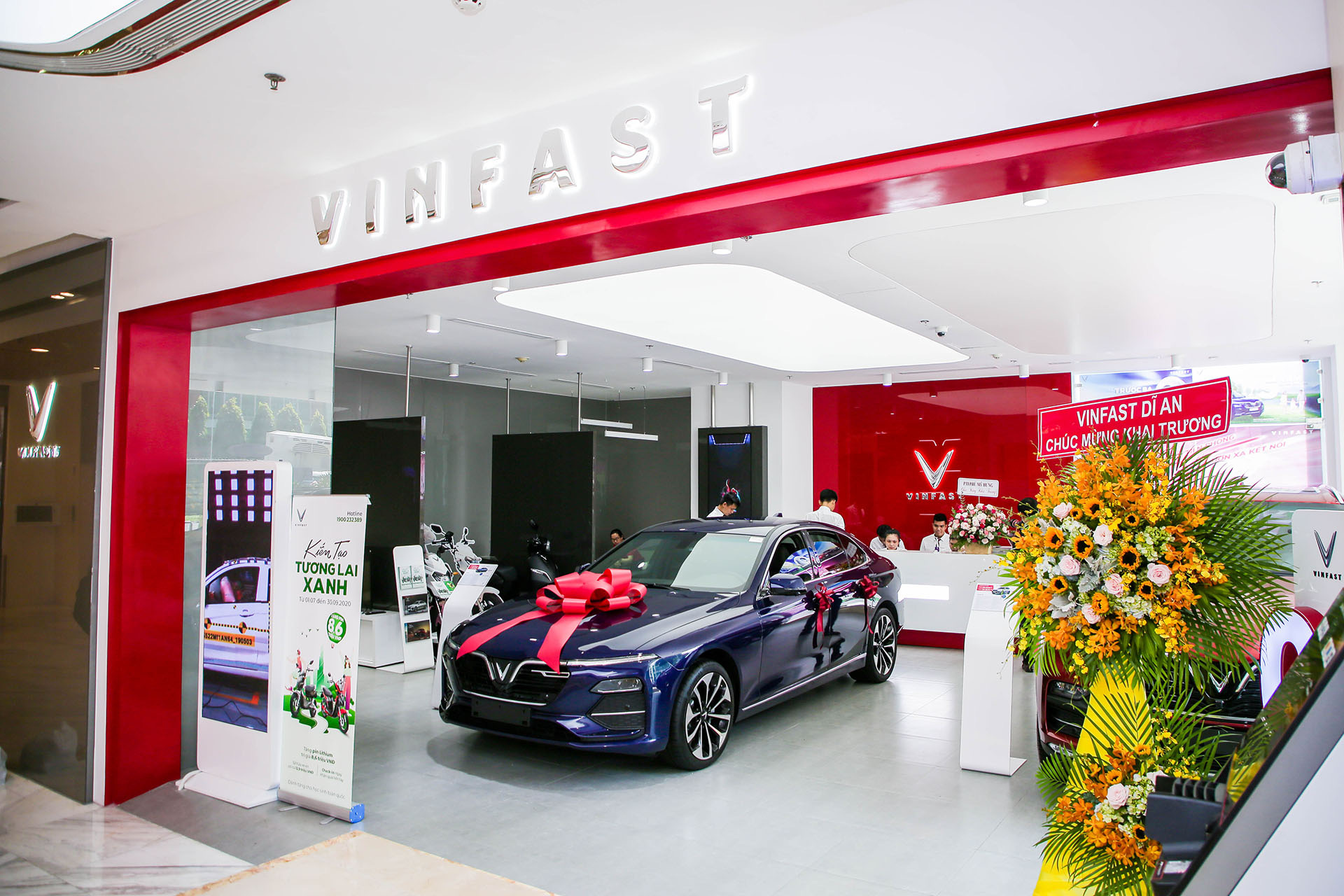 VinFast lập kỷ lục khai trương 27 showroom trong một ngày - Ảnh 1.